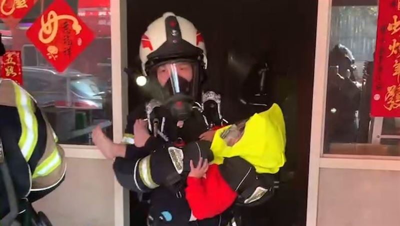 桃園便當店火警　消防員「公主抱」救女嬰
