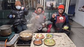 過年期間玉山氣象站職員仍堅守崗位，今日一同在氣象站度過除夕。（圖／玉山氣象站提供）