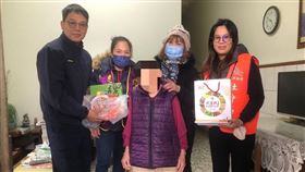 春節送暖！台中警自掏腰包募資　獨居嬤笑