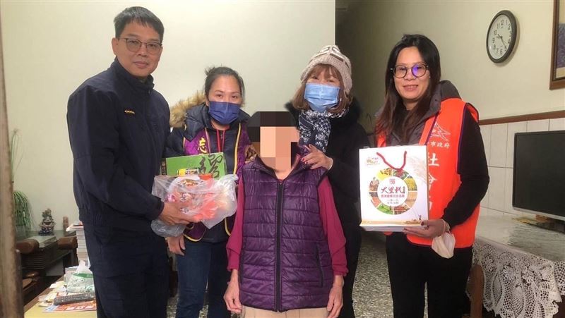 春節送暖！台中警自掏腰包募資　獨居嬤笑