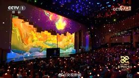 央視春晚「主持人眉毛」衝微博熱搜，陸網吐槽像「像蠟筆小新」。（圖／翻攝自微博）