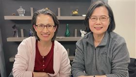 蔡英文（右）邀請蕭美琴（左）來自己家吃飯，兩人也有合照。（圖／翻攝自Threads＠tsai_ingwen）