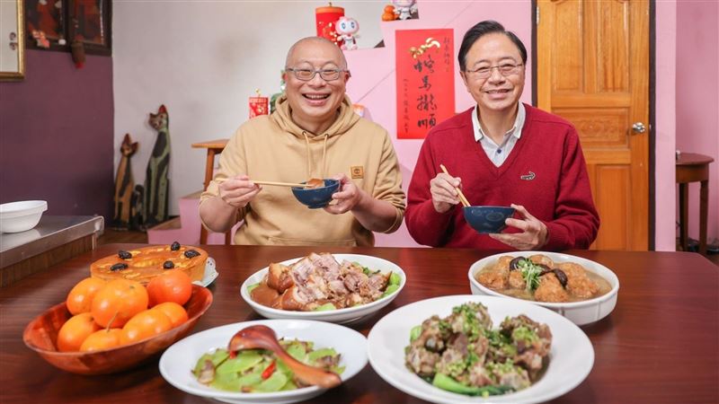 張善政除夕秀廚藝「喜樂蹄膀」網讚有創意