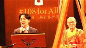 法鼓山除夕撞鐘祈福  賴總統許新春3願盼朝野和諧總統賴清德（左）出席法鼓山「除夕撞鐘‧為世界祈福活動」指出，代表全國人民許下三願，盼未來一年風調雨順、國泰民安、台灣無災無難，更希望印太穩定、世界和平。中央社記者王鴻國攝 114年1月28日