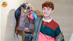 許富凱接受搜包專訪，介紹隨身攜帶的好物。（圖／翻攝自CTWANT）