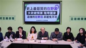 柯建銘除夕夜在臉書寫下【搶救台灣只剩七天，台灣人民非站出來不可】。（圖／翻攝自柯建銘臉書）
