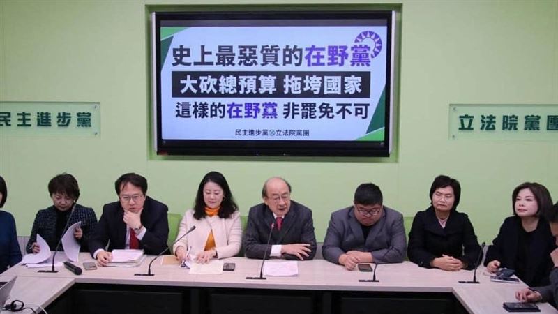 柯建銘除夕點名這些人　送他們跟柯當鄰居