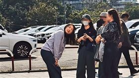 本刊直擊，賈永婕與民眾合照的五官與肢體語言皆很外放。