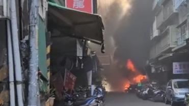 新／新莊機車行突竄火　疏散27人燒毀50車