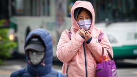 12縣市低溫特報  局部探10度以下（3）中央氣象署指出，8日、9日兩天強烈大陸冷氣團或寒流影響，各地早晚天氣非常寒冷，局部地區低溫可能在攝氏10度以下。圖為新北市板橋區外出民眾包緊緊抵禦寒風。中央社記者王騰毅攝  113年3月8日