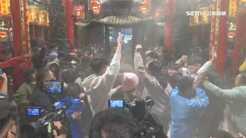 2度搶到鎮瀾宮頭香　捧回市值1.8萬金媽祖