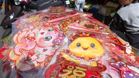 迎接農曆新年　店家販賣蛇年春聯迎接農曆新年，新北市新莊宏泰市場24日有店家販賣應景蛇年春聯，吸引顧客上門消費。中央社記者趙世勳攝  114年1月24日