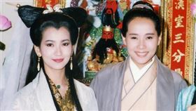 趙雅芝與葉童在33年前演出《新白娘子傳奇》堪稱經典。（圖／翻攝自微博）