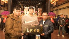 3宮廟頭香王出爐！兄弟連2年奪「頭香狀元」　巨大機械技師抱走金媽祖　圖／西螺福興宮 臉書