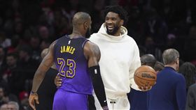▲恩比德（Joel Embiid）缺席29日和湖人的比賽，生涯缺賽數快追上出賽數。（圖／美聯社／達志影像）
