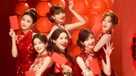 央視春晚邀請白鹿、金晨、姚曉棠、毛曉彤、歌手程瀟及現役南韓人氣女團(G)I-DLE雨琦一起表演。（圖／翻攝自微博）