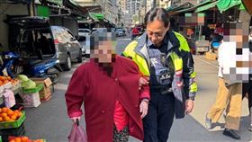北投區一名老婦人除夕上午外出走失，所幸遭熱心民眾發現報警，北投分局石牌派出所巡佐林耀珉、警員林志偉、蕭定緯受理後積極處理，順利幫助老婦返家圍爐。（圖／翻攝畫面）
