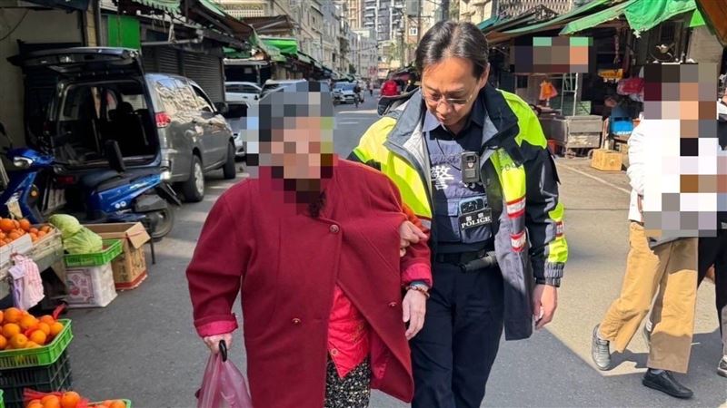 失智婦無助徘徊金龍市場　北投暖警助返家