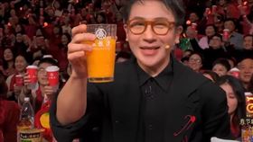 劉謙透過操作讓全場同時右手舉杯。（圖／翻攝自YouTube）