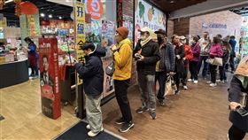 大年初一全聯開賣福袋首日，一早吸引許多民眾排隊搶購試手氣。(圖/全聯提供)
