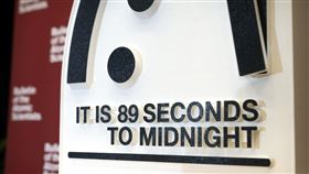 原子能科學家將「末日鐘」指針調到距午夜剩89秒的位置。（圖／美聯社／達志影像）