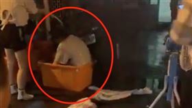 除夕夜驚傳意外！花蓮男家中玩煙火突爆炸　目擊者嚇：他全身著火。（圖／翻攝畫面）