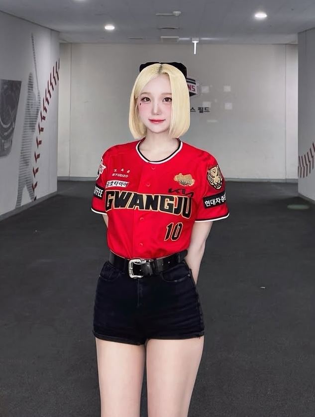 起亞虎韓籍女神朴星垠擁有白皙肌膚與超搶眼的金色短髮。（圖／翻攝自朴星垠 IG）