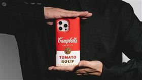 Andy Warhol x CASETiFY聯名系列推出金寶湯罐頭手機殼。（圖／品牌業者提供）
