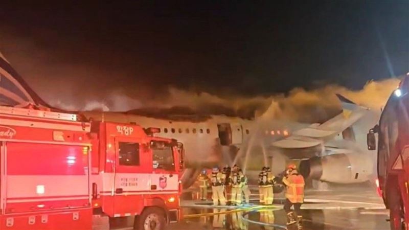 釜山航空機尾起火釀7傷！疑行動電源惹禍