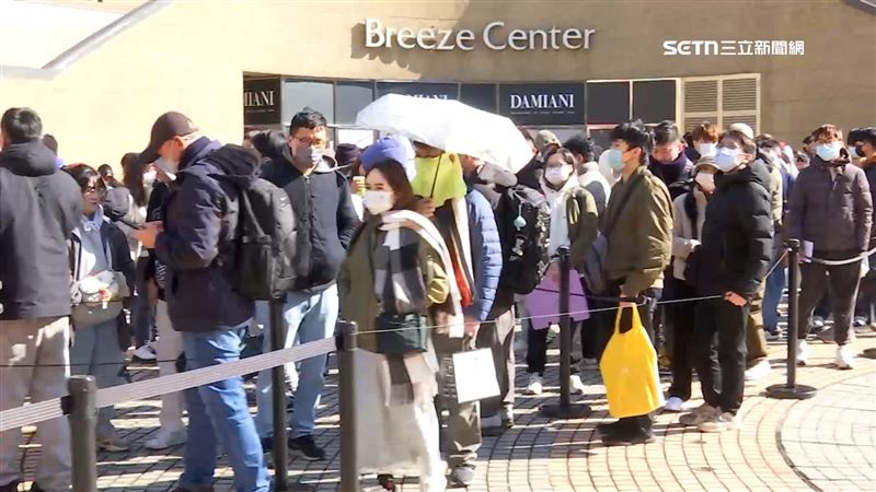 前天早上就來排！民眾衝進百貨搶初一福袋