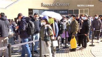 前天早上就來排！民眾衝進百貨搶初一福袋