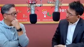 劉寶傑（右）向王偉忠說明病況（圖／翻攝YT）