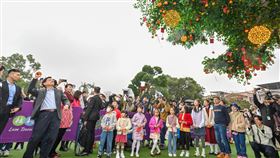香港大埔許願樹農曆春節來到，香港新界大埔林村「許願樹」出現大批祈求新一年財運亨通、身體健康的市民；圖為113年7月間，行政長官李家超（左2）跟隨習俗向樹上拋擲許願物。中央社記者張謙香港傳真 114年1月29日