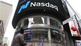 美股4月低氣壓  那斯達克指數跌幅超過13%美股當地時間29日大跌，道瓊工業指數重挫939點；那斯達克綜合指數跌逾4%，4月跌幅超過13%，創13年來最慘表現。圖為時報廣場那斯達克交易中心外觀。中央社記者尹俊傑紐約攝  111年4月30日