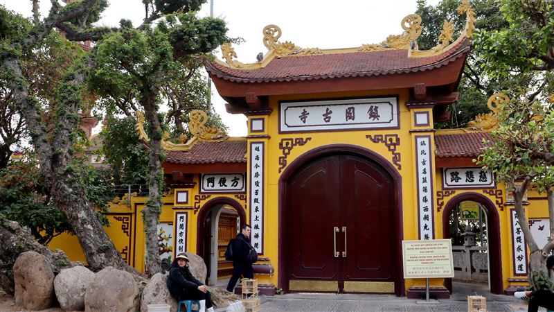 越南人初一寺廟祈福　香油錢怎捐看面額
