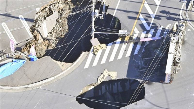 救不出！日路口天坑　74歲司機困超過24時