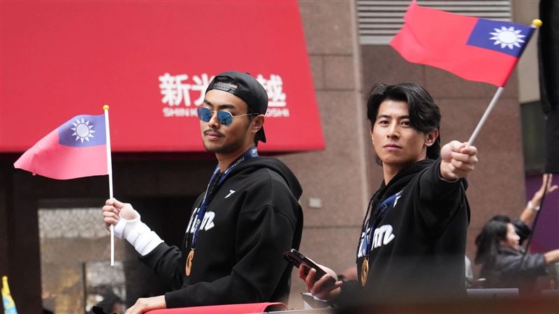 除夕撞衫「互比1手勢」秒懂：台灣隊默契