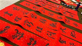 高市圖推借閱10本書送春聯活動農曆新年將至，高雄市立圖書館舉辦借書送春聯活動，27、28日邀書法家揮毫，民眾當日於館內借閱達10冊，即可持兌換券換領1份春聯。（高雄市文化局提供）中央社記者蔡孟妤傳真  113年1月25日