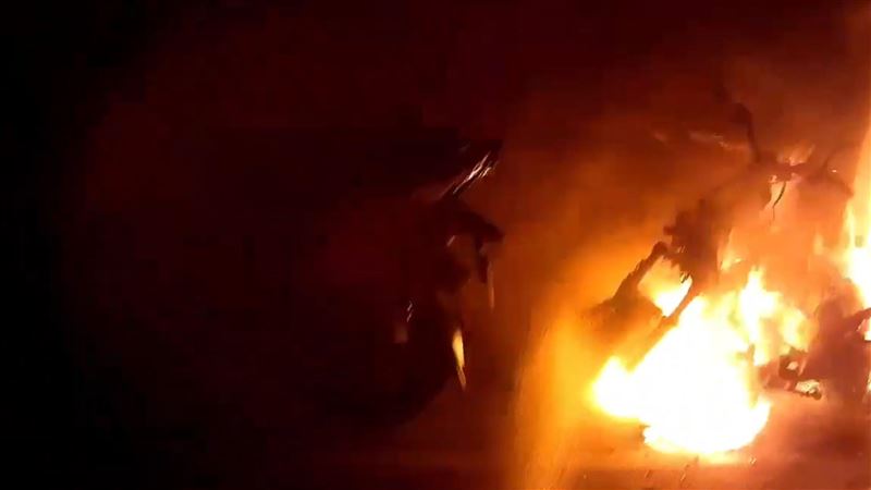 疑除夕夜放炮竹　1汽車＋10摩托車燒光光