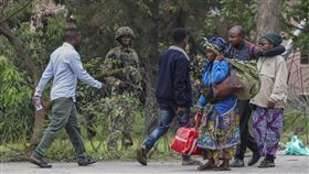 民主剛果政府軍及武裝團體M23連日激戰，當地居民紛紛逃往盧安達。（圖／美聯社／達志）