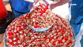 松山慈惠堂初一發錢母　吸引信眾排隊領取