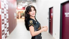 樂天啦啦隊成員岱縈用AI選刮刮樂。（圖／樂天桃猿提供）