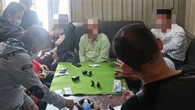 屏警擴大臨檢  查獲賭博槍毒屏東縣政府警察局配合警政署執行「全國威力掃蕩」專案行動，25日、26日擴大臨檢高風險場所共227處，查獲職業賭場、槍砲、毒品等案共17件、逮40人。（屏東縣警察局提供）中央社記者李卉婷傳真  114年1月27日