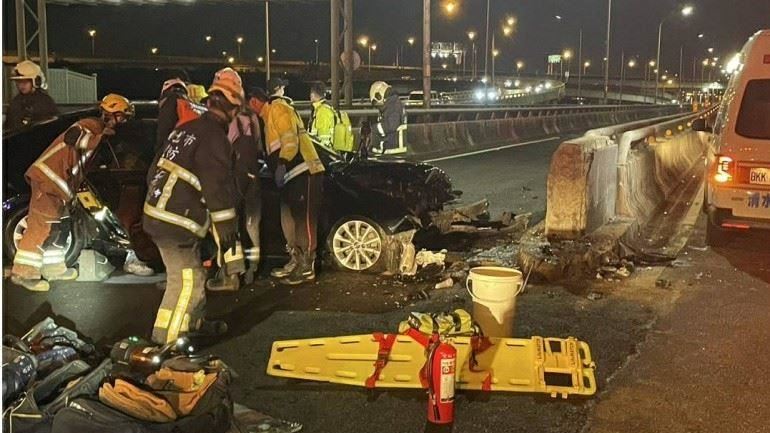 台64線五股匝道口自撞事故　2人受困送醫