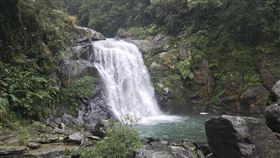 內洞園區內的瀑布相當壯觀，周遭負離子也較濃密。（圖／林業保育署新竹分署）