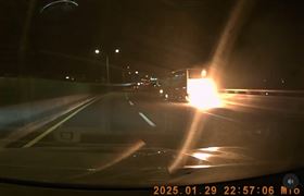 台中公車行進間車尾噴火　驚悚畫面曝光（圖／Threads nnnnning_1003)