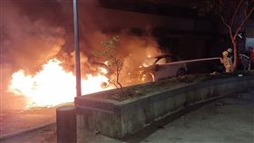 基隆初一晚間發生火燒車事故。（圖／翻攝畫面）