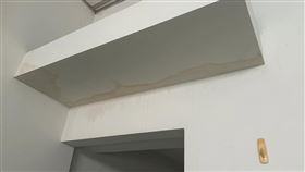 張女痛批房仲處理的態度相當消極，甚至拿拆除大隊來強逼退讓。（圖／翻攝畫面）