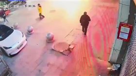 中國重慶市小年夜晚間發生一起意外，一名12歲女童把鞭炮丟進下水道，引燃下水道內的沼氣發生氣爆，女童當場被炸飛空中，約4秒後才落地，事發後被緊急送醫救治，所幸暫無生命危險。