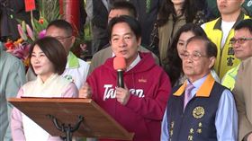 賴清德總統今（30）日大年初二一早赴屏東東隆宮參香祈福，並發放一元福袋。